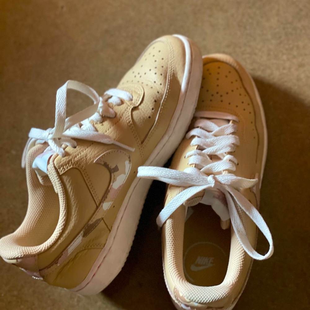 Nike Women’s Court vision low premium shoe